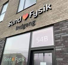 Indgangen til Sund Fysik i byen Odder